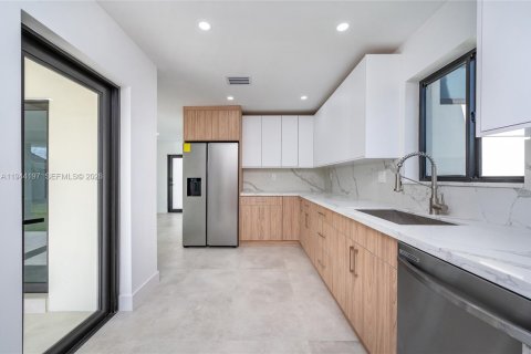 House in Miami, Florida 4 bedrooms, 149.2 sq.m. № 2001643 - photo 23