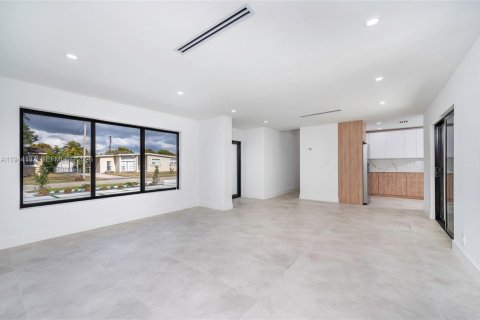 House in Miami, Florida 4 bedrooms, 149.2 sq.m. № 2001643 - photo 15