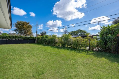 House in Miami, Florida 4 bedrooms, 149.2 sq.m. № 2001643 - photo 14