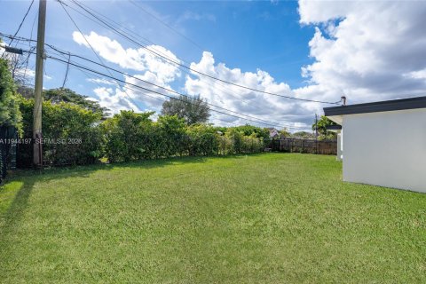 House in Miami, Florida 4 bedrooms, 149.2 sq.m. № 2001643 - photo 13