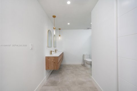 House in Miami, Florida 4 bedrooms, 149.2 sq.m. № 2001643 - photo 26