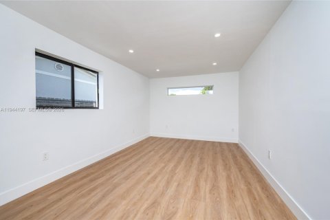 House in Miami, Florida 4 bedrooms, 149.2 sq.m. № 2001643 - photo 25