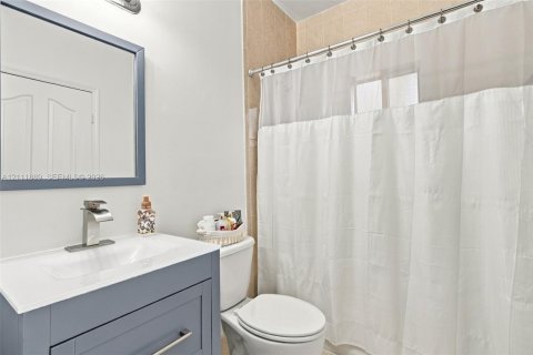 House in Miami, Florida 3 bedrooms, 154.96 sq.m. № 2429919 - photo 21