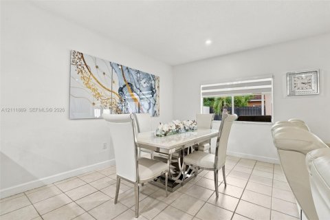 House in Miami, Florida 3 bedrooms, 154.96 sq.m. № 2429919 - photo 6