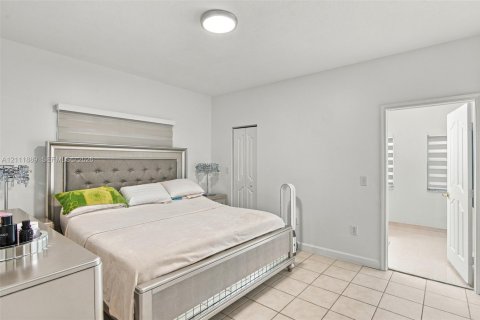 House in Miami, Florida 3 bedrooms, 154.96 sq.m. № 2429919 - photo 13