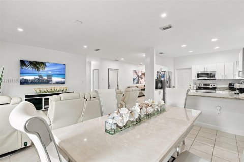 House in Miami, Florida 3 bedrooms, 154.96 sq.m. № 2429919 - photo 7