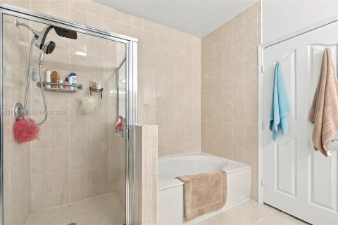 House in Miami, Florida 3 bedrooms, 154.96 sq.m. № 2429919 - photo 15