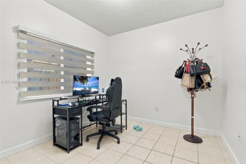 House in Miami, Florida 3 bedrooms, 154.96 sq.m. № 2429919 - photo 19