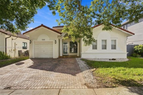 House in Miami, Florida 3 bedrooms, 154.96 sq.m. № 2429919