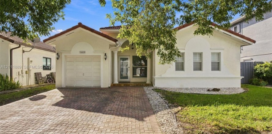 House in Miami, Florida 3 bedrooms, 154.96 sq.m. № 2429919