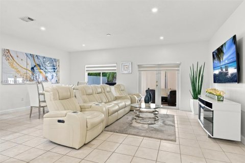 House in Miami, Florida 3 bedrooms, 154.96 sq.m. № 2429919 - photo 5