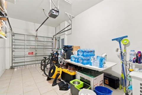 House in Miami, Florida 3 bedrooms, 154.96 sq.m. № 2429919 - photo 12