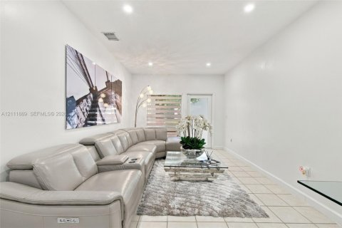 House in Miami, Florida 3 bedrooms, 154.96 sq.m. № 2429919 - photo 4