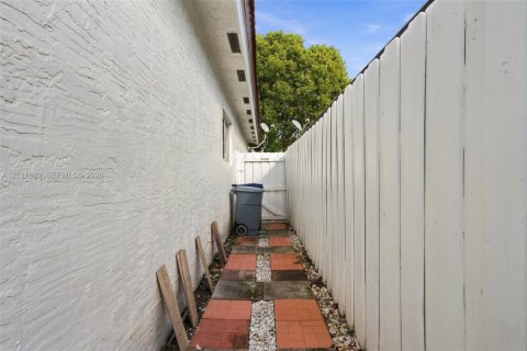 House in Miami, Florida 3 bedrooms, 154.96 sq.m. № 2429919 - photo 26