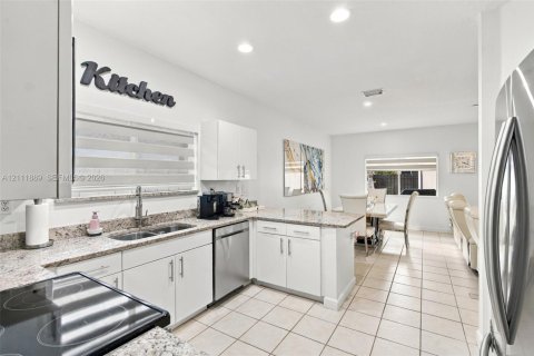 House in Miami, Florida 3 bedrooms, 154.96 sq.m. № 2429919 - photo 9