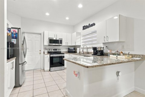 House in Miami, Florida 3 bedrooms, 154.96 sq.m. № 2429919 - photo 8