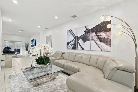 House in Miami, Florida 3 bedrooms, 154.96 sq.m. № 2429919 - photo 3