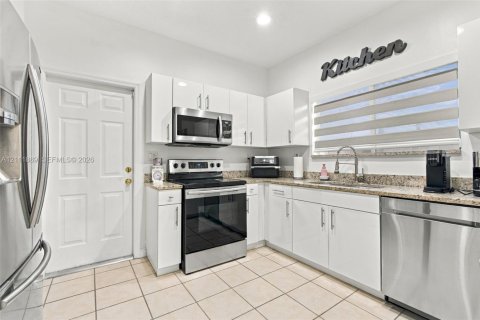 House in Miami, Florida 3 bedrooms, 154.96 sq.m. № 2429919 - photo 10
