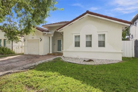 House in Miami, Florida 3 bedrooms, 154.96 sq.m. № 2429919 - photo 2