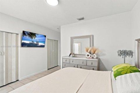 House in Miami, Florida 3 bedrooms, 154.96 sq.m. № 2429919 - photo 16