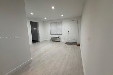 Commercial property in Hollywood, Florida 136.47 sq.m. № 2075001 - photo 8