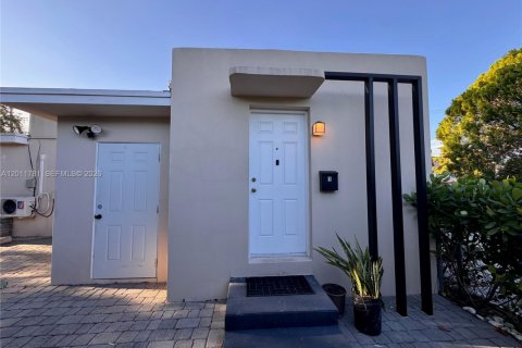 Commercial property in Hollywood, Florida 136.47 sq.m. № 2075001 - photo 2