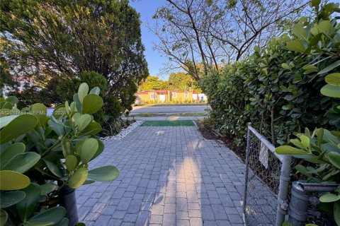 Commercial property in Hollywood, Florida 136.47 sq.m. № 2075001 - photo 29