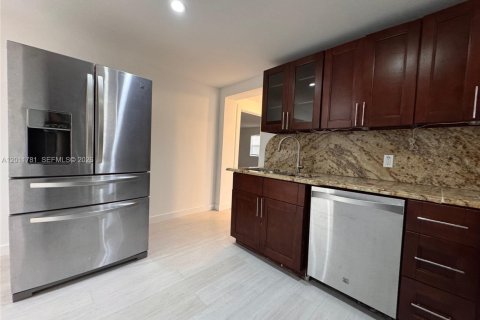 Commercial property in Hollywood, Florida 136.47 sq.m. № 2075001 - photo 15