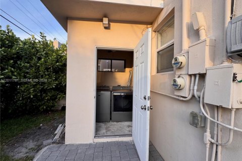 Commercial property in Hollywood, Florida 136.47 sq.m. № 2075001 - photo 25