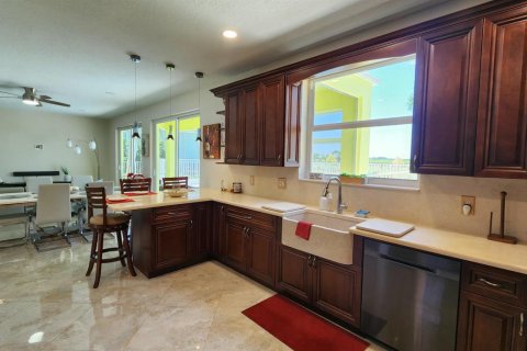 House in Wellington, Florida 5 bedrooms, 258.64 sq.m. № 2086807 - photo 13