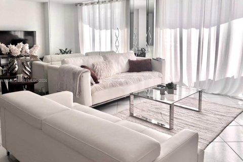 Condominio en venta en Aventura, Florida, 2 dormitorios, 109.72 m2 № 2003740 - foto 16