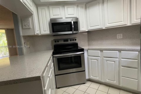 Copropriété à louer à Doral, Floride: 1 chambre, 75.25 m2 № 1996619 - photo 7
