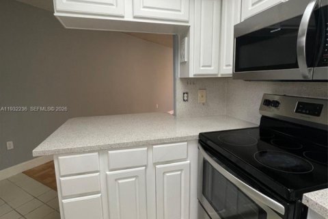 Copropriété à louer à Doral, Floride: 1 chambre, 75.25 m2 № 1996619 - photo 6