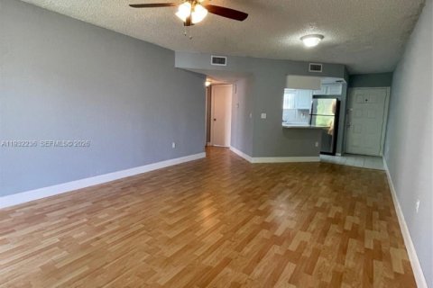 Copropriété à louer à Doral, Floride: 1 chambre, 75.25 m2 № 1996619 - photo 2