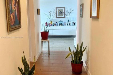 Copropriété à louer à Miami, Floride: 2 chambres, 152.36 m2 № 2414473 - photo 2