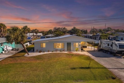 House in Englewood, Florida 3 bedrooms, 125.98 sq.m. № 2140349