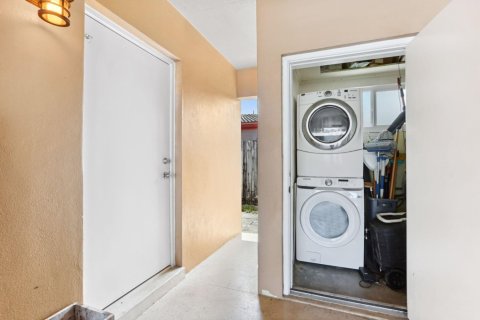 Propiedad comercial en alquiler en Pompano Beach, Florida, 2 dormitorios, 116.13 m2 № 1163163 - foto 1