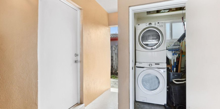 Propiedad comercial en Pompano Beach, Florida 2 dormitorios, 116.13 m2 № 1163163