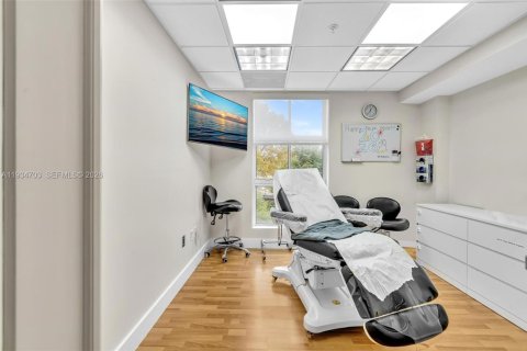 Commercial property in Coral Gables, Florida № 1993333 - photo 15