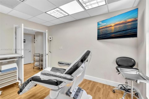 Commercial property in Coral Gables, Florida № 1993333 - photo 16