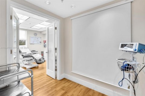 Commercial property in Coral Gables, Florida № 1993333 - photo 17