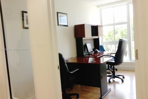 Propiedad comercial en venta en Coral Gables, Florida № 1993333 - foto 3