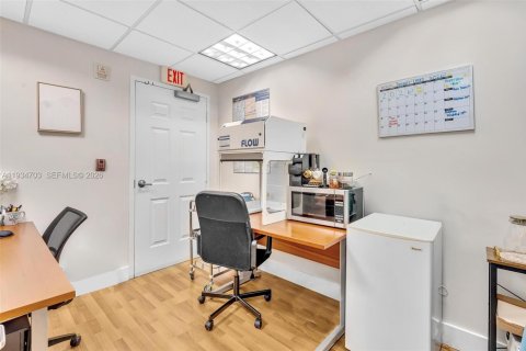 Commercial property in Coral Gables, Florida № 1993333 - photo 13