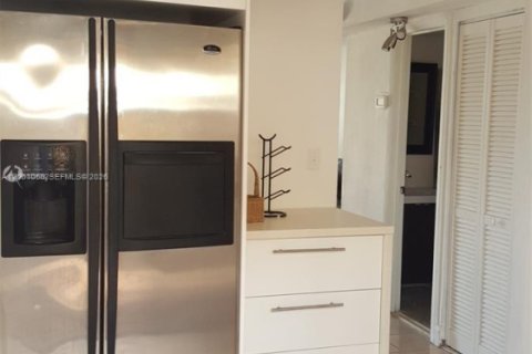 Condo in Miami, Florida, 2 bedrooms № 2273491 - photo 11