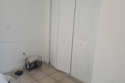 Condo in Miami, Florida, 2 bedrooms № 2273491 - photo 17