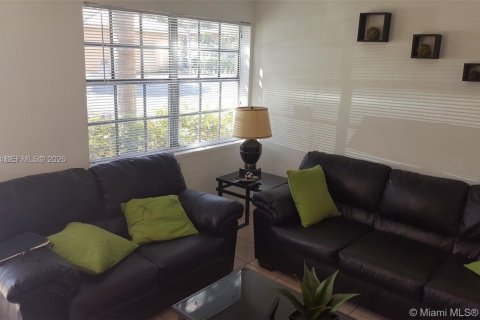 Condo in Miami, Florida, 2 bedrooms № 2273491 - photo 7