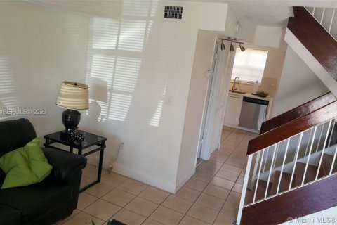 Condo in Miami, Florida, 2 bedrooms № 2273491 - photo 8
