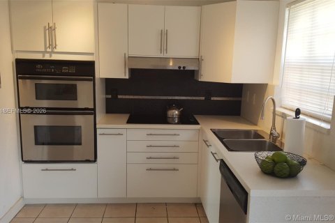Condo in Miami, Florida, 2 bedrooms № 2273491 - photo 10