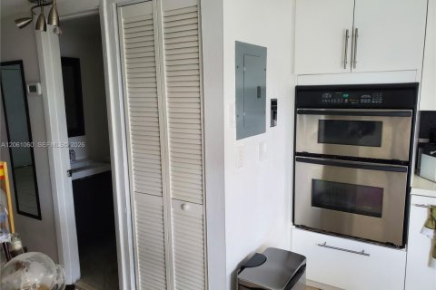Condo in Miami, Florida, 2 bedrooms № 2273491 - photo 2
