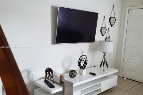 Condo in Miami, Florida, 2 bedrooms № 2273491 - photo 5